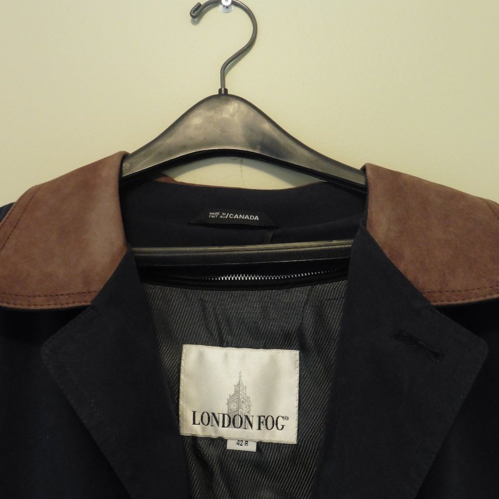 Vintage London Fog Men's Overcoat Size 42R. Navy. Suede Collar.